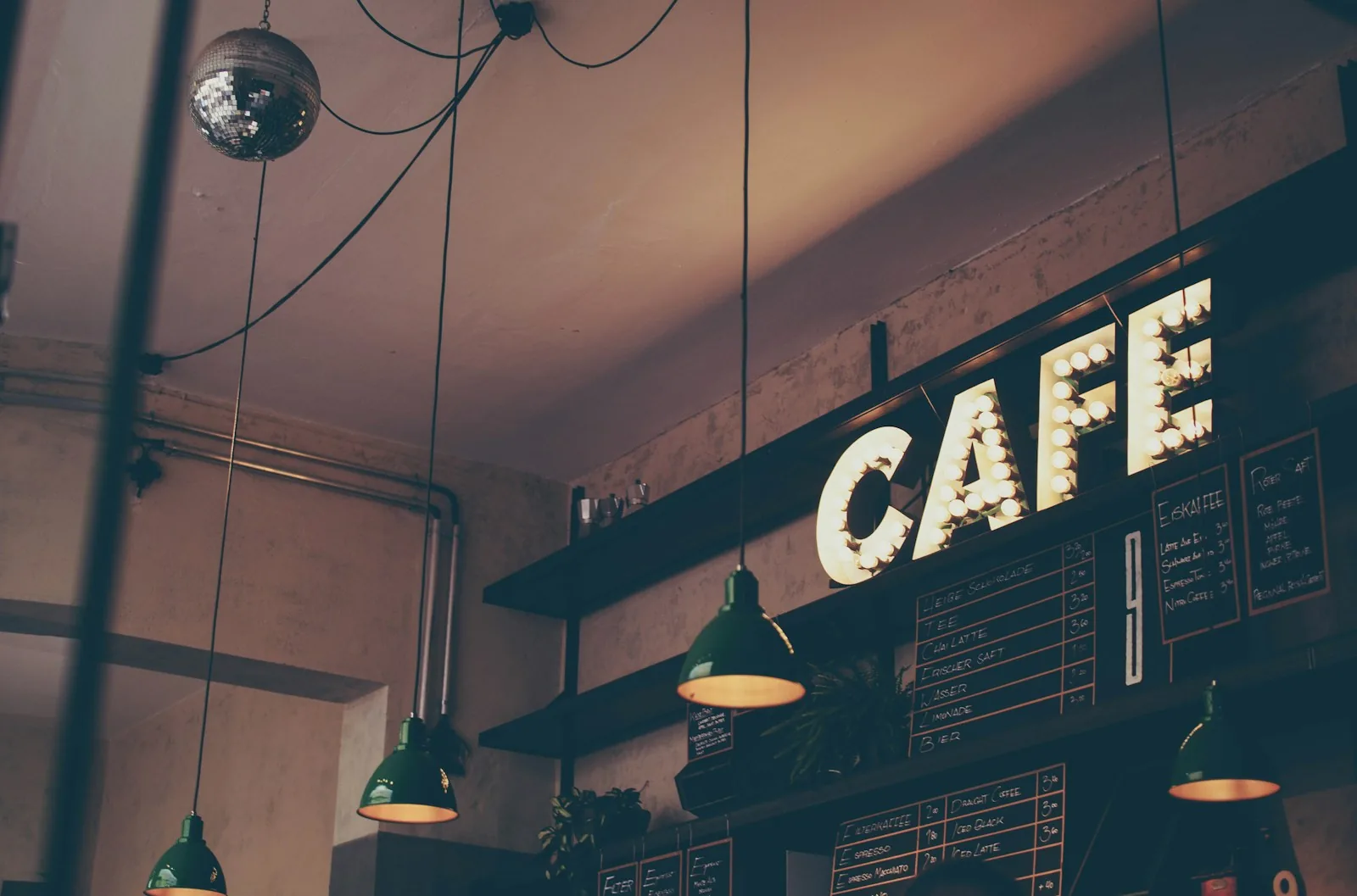 Interior kedai kopi dengan suasana hangat
